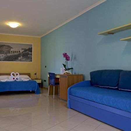 Hotel Ristorante Al Canto Delle Sirene تيراتشينا المظهر الخارجي الصورة