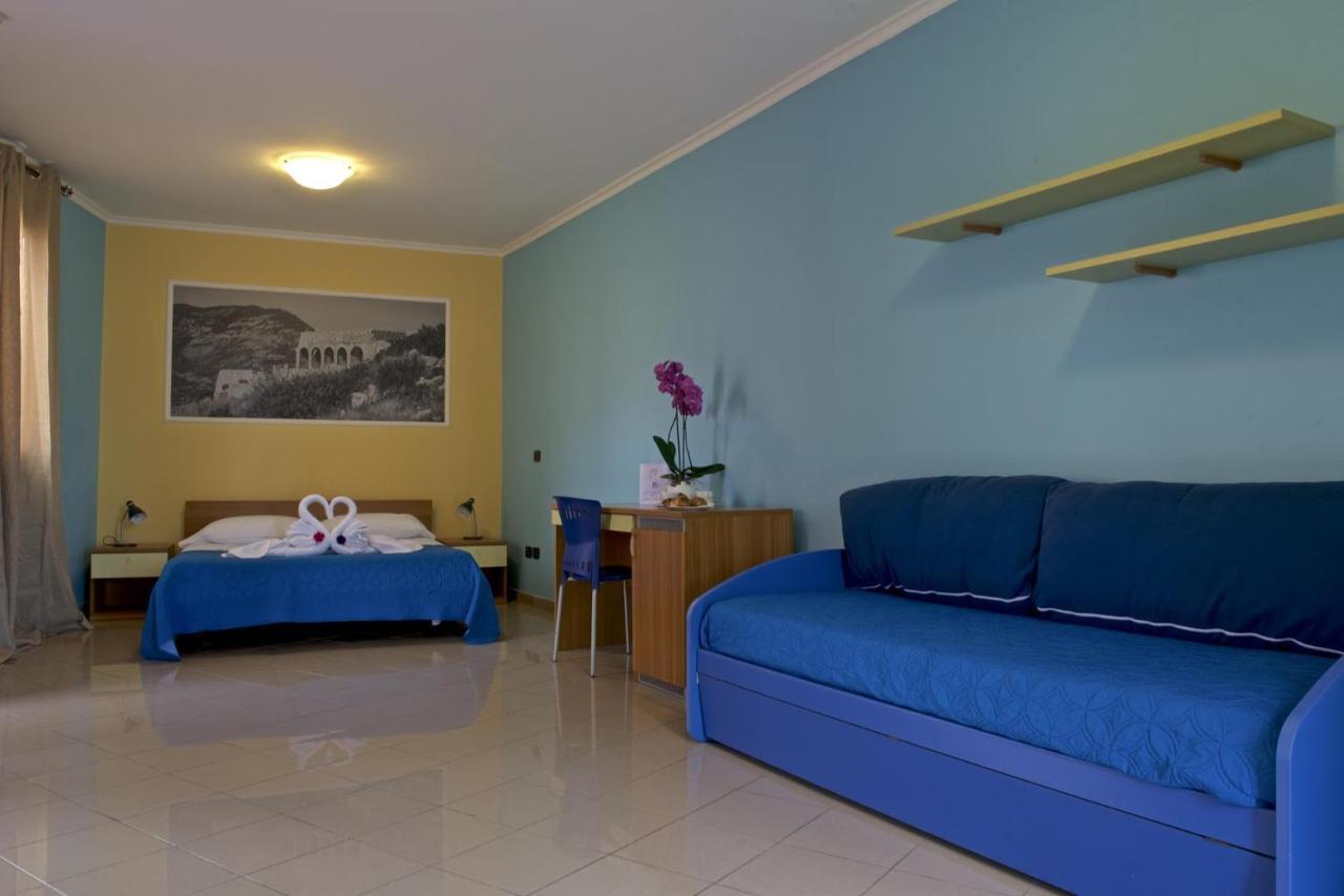 Hotel Ristorante Al Canto Delle Sirene تيراتشينا المظهر الخارجي الصورة